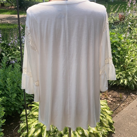 EVRI cream bell sleeve 1X women’s top - Picture 4 of 5